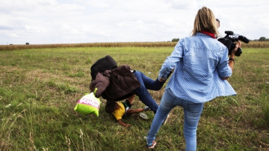 Reportera din Ungaria pune piedica refugiatilor